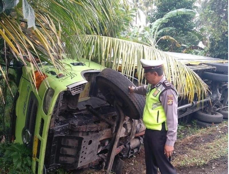 Hindari Tabrakan, Truk Timpa Penyengker Rumah | Bali Tribune